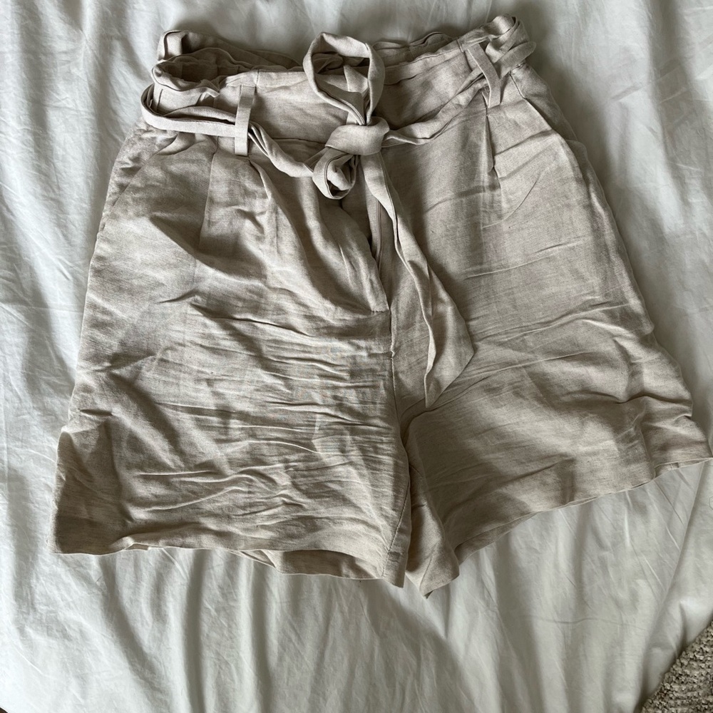 H&M cream linen blend shorts